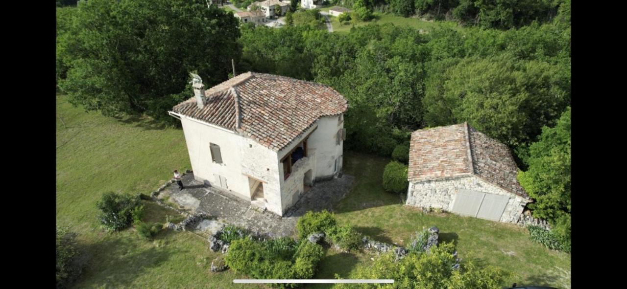 Calme Et Tranquillite Villa Pern Eksteriør billede